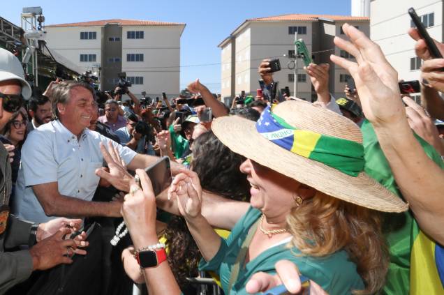 O presidente da República e candidato `a reeleição Jair Bolsonaro, cumprimenta seus eleitores em sua chegada `a Campo Grande-MS, 30/07/2022.