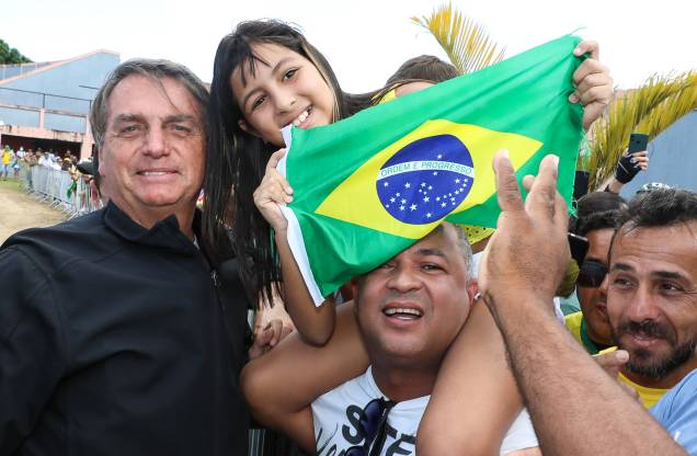 O presidente da República e candidato `a reeleição Jair Bolsonaro,  em Cruz das Almas-BA, com apaiodores, 01/08/2022.