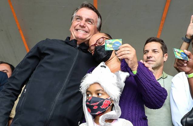 O presidente da República e candidato `a reeleição Jair Bolsonaro, entrega o cartão Auxílio Brasil para famílias de Cruz das Almas-BA,  01/07/2022