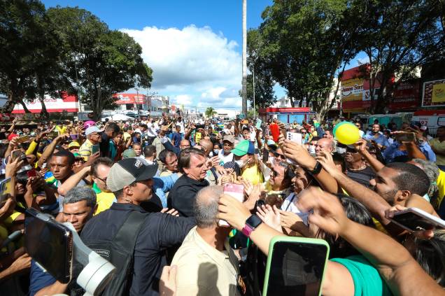 O presidente da República e candidato `a reeleição Jair Bolsonaro, em Cruz das Almas-BA, com seus eleitores, 01/08/2022.