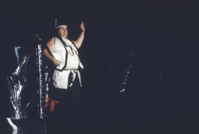 Jô Soares na peça "Viva o Gordo e Abaixo o Regime", onde atuava e dirigia o espetáculo, anos 80.