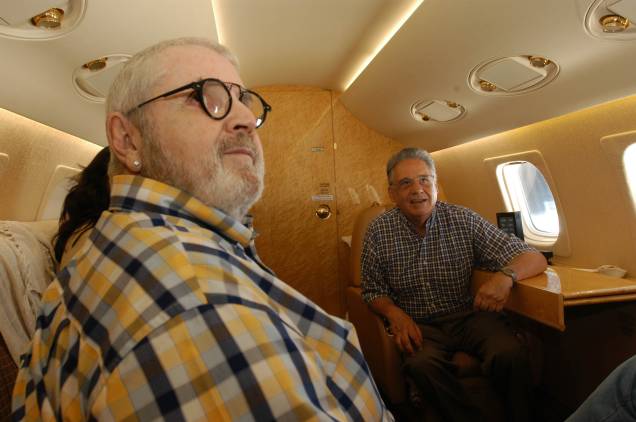 Fernando Henrique Cardoso, acompanhado por Jô Soares, num avião, retornando para São Paulo, após participar do 3º Fórum Empresarial, ocorrido na Ilha de Comandatuba, Bahia. em 2001. Fernando Henrique Cardoso, acompanhado por Jô Soares, num avião, retornando para São Paulo, após participar do 3º Fórum Empresarial, ocorrido na Ilha de Comandatuba, Bahia. em 2001.