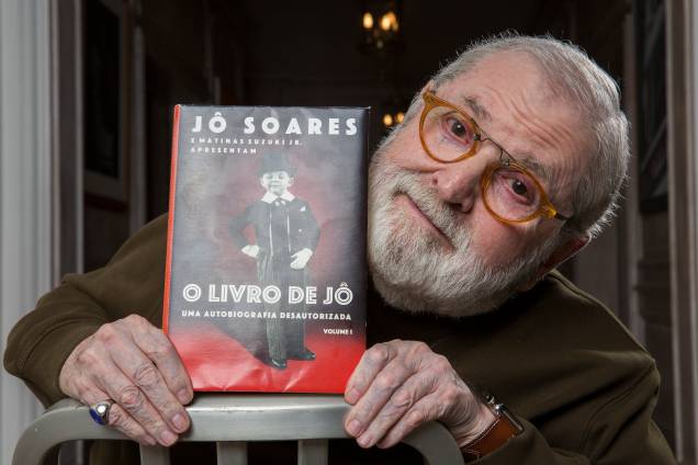 Jô Soares, apresentador, ator, escritor, com seu livro de memórias, em entrevista concedida para a revista Veja, 2018.