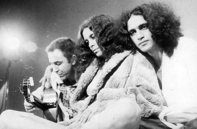 João Gilberto, Gal Costa e Caetano Veloso reunidos durante apresentação em São Paulo, 14/07/1980.