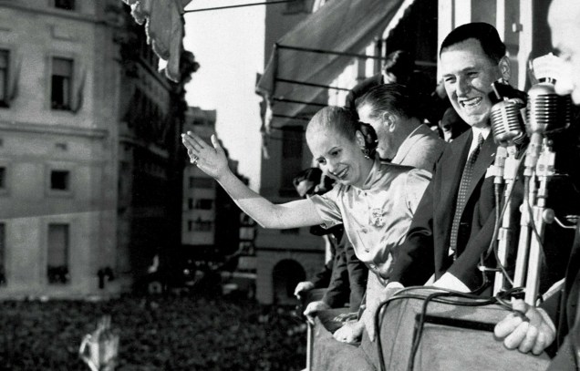 O presidente Juan Perón e sua esposa Eva acenam da sacada da Casa Rosada, Casa do Governo, em Buenos Aires, em 17/10/1950, comemorando o Dia da Lealdade na Argentina.