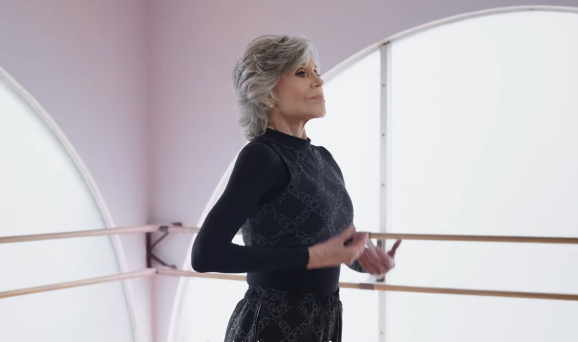Cena do comercial a H&M com Jane Fonda -