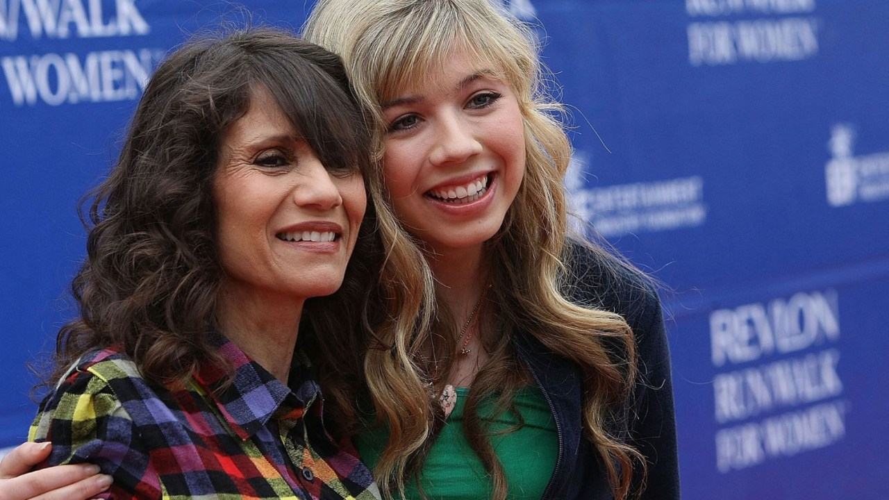 Jennette McCurdy com a mãe, Debra, em 2009