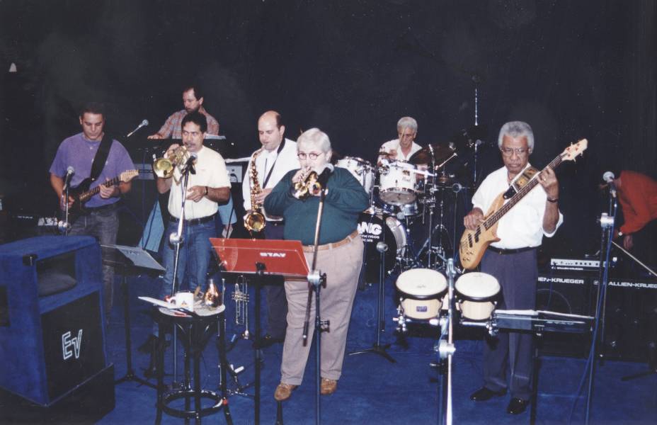 Jô Soares e seu Sextexto, durante show no Bourbon Street, em São Paulo, 1999.