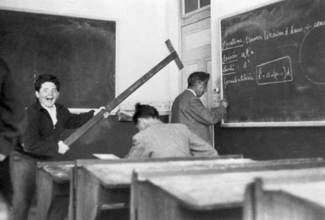 Jô Soares brincando na aula de Álgebra, na Suiça, anos 50.