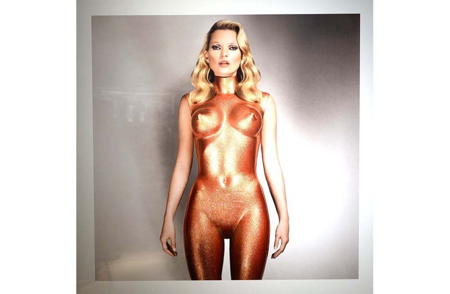 A top model britânica Kate Moss durante sessão de fotos para a Christie's, onde suas fotos serão leiloadas, Londres, Reino Unido. 2013.