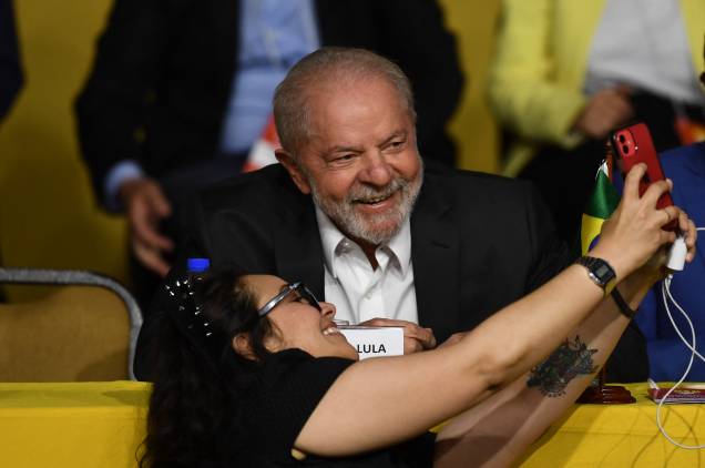 O ex-presidente Luiz Inácio Lula da Silva e candidato `a presidência da República pelo PT,  com sua eleitora, durante a convenção do Partido Socialista, em Brasília, 29/07/2022.