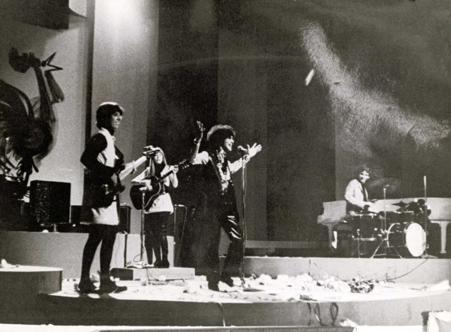 Caetano Veloso com Arnaldo Batista e Rita Lee dos Mutantes, no Festival da Canção de 1968.