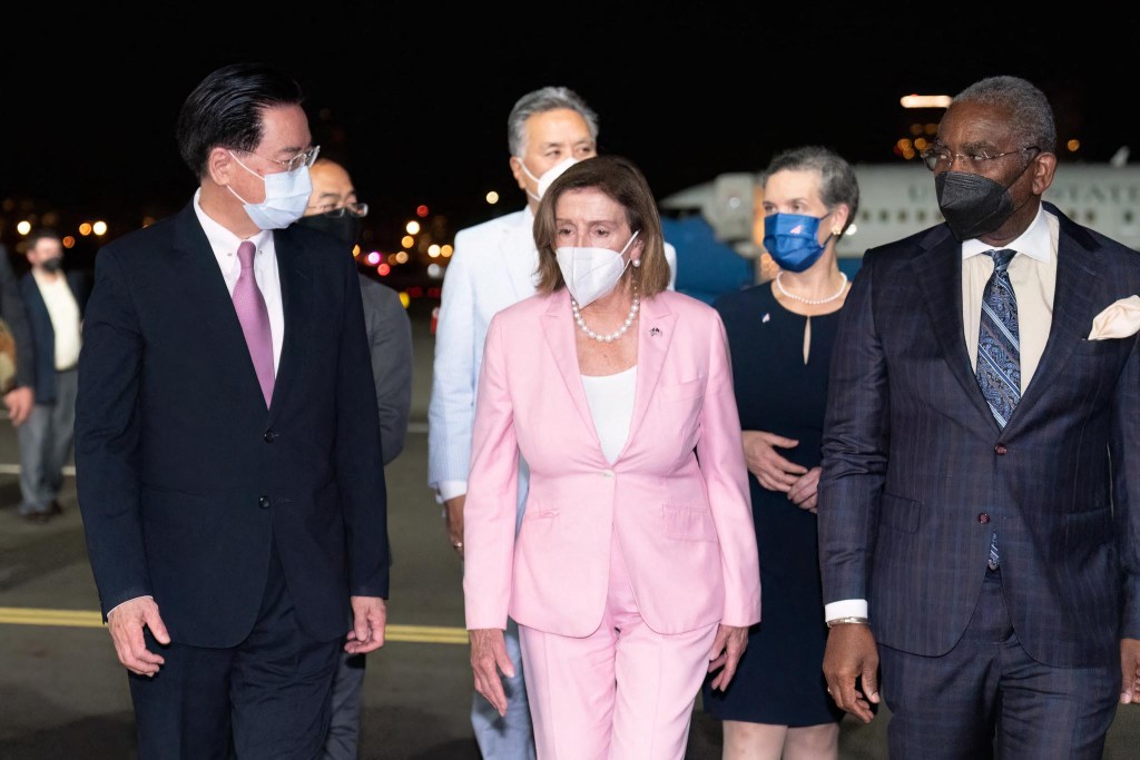 Esta foto de folheto tirada e divulgada pelo Ministério das Relações Exteriores (MOFA) de Taiwan em 2 de agosto de 2022 mostra a presidente da Câmara dos Deputados dos EUA, Nancy Pelosi, sendo recebida em sua chegada ao aeroporto de Sungshan, em Taipei. (Foto por Folheto / Ministério das Relações Exteriores de Taiwan (MOFA) / AFP) / -----NOTA DOS EDITORES --- RESTRITO AO USO EDITORIAL - CRÉDITO OBRIGATÓRIO "FOTO AFP / Ministério das Relações Exteriores" - SEM MARKETING - SEM CAMPANHAS PUBLICITÁRIAS - DISTRIBUÍDO COMO UM SERVIÇO AOS CLIENTES