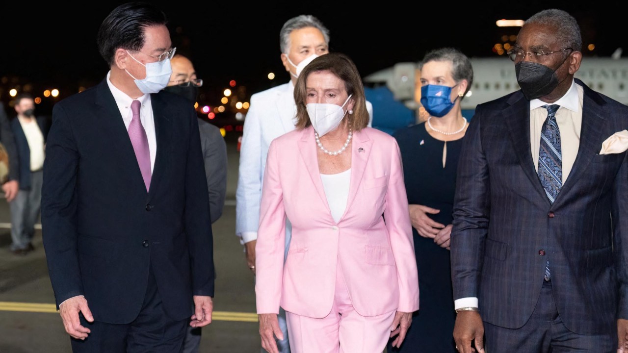 Esta foto de folheto tirada e divulgada pelo Ministério das Relações Exteriores (MOFA) de Taiwan em 2 de agosto de 2022 mostra a presidente da Câmara dos Deputados dos EUA, Nancy Pelosi, sendo recebida em sua chegada ao aeroporto de Sungshan, em Taipei. (Foto por Folheto / Ministério das Relações Exteriores de Taiwan (MOFA) / AFP) / -----NOTA DOS EDITORES --- RESTRITO AO USO EDITORIAL - CRÉDITO OBRIGATÓRIO "FOTO AFP / Ministério das Relações Exteriores" - SEM MARKETING - SEM CAMPANHAS PUBLICITÁRIAS - DISTRIBUÍDO COMO UM SERVIÇO AOS CLIENTES