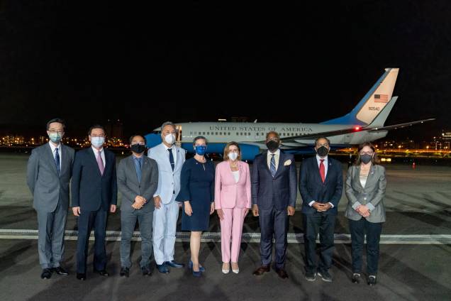 A presidente da Câmara dos Deputados dos EUA, Nancy Pelosi, chega com sua delegação ao aeroporto de Sungshan, em Taipei. 02/08/2022. A presidente da Câmara dos Deputados dos EUA, Nancy Pelosi, chega com sua delegação ao aeroporto de Sungshan, em Taipei. 02/08/2022.