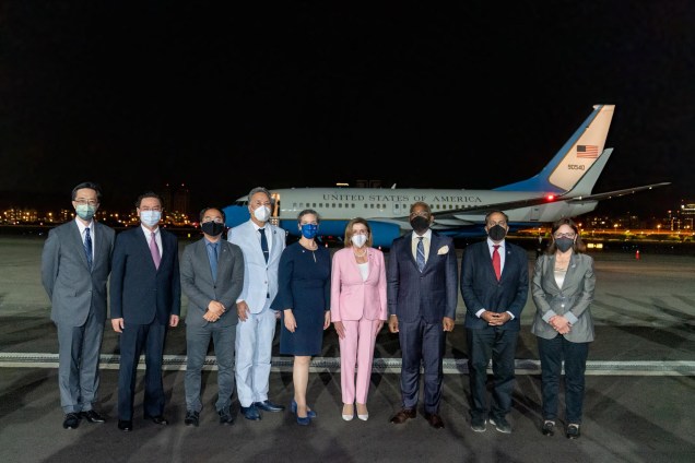 A presidente da Câmara dos Deputados dos EUA, Nancy Pelosi, chega com sua delegação ao aeroporto de Sungshan, em Taipei. 02/08/2022.