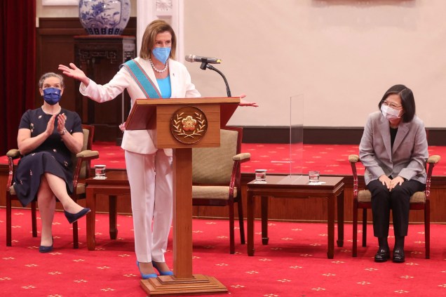 A presidente da Câmara dos EUA, Nancy Pelosi, discursa, enquanto a presidente de Taiwan Tsai Ing-wen e a diretora do Instituto Americano em Taiwan, Sandra Oudkirk ouvem, no Gabinete Presidencial em Taipei. 03/08/2022.
