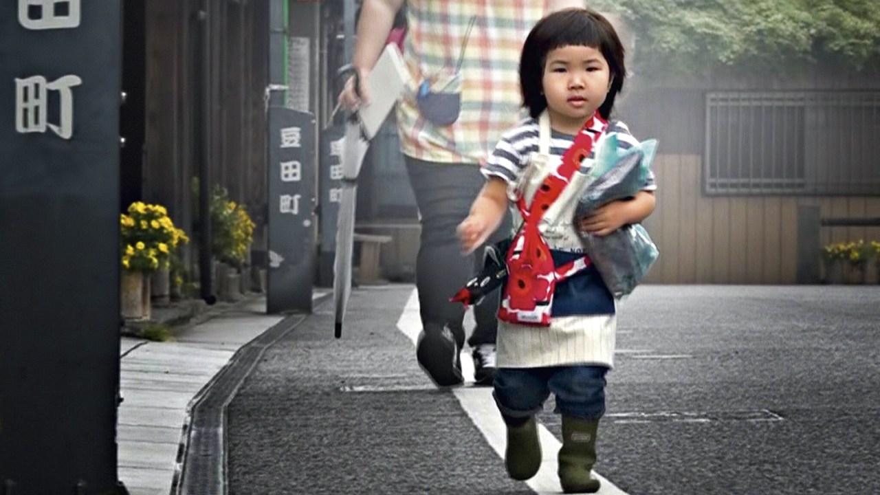 SIM, ELA PODE - Menina sai às ruas de Tóquio na série Crescidinhos: a criançada vai às compras e faz o próprio prato -