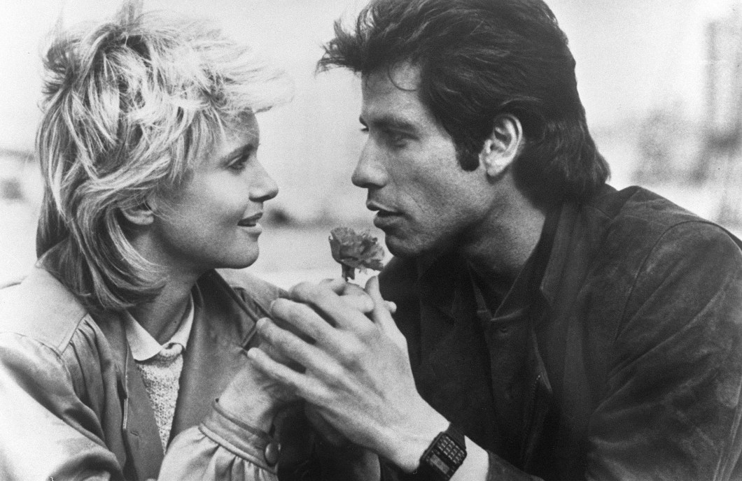 A atriz e cantora anglo-australiana Olivia Newton-John e o ator americano John Travolta no filme "Embalos `a Dois", dirigido por John Herzteld, de 1983.