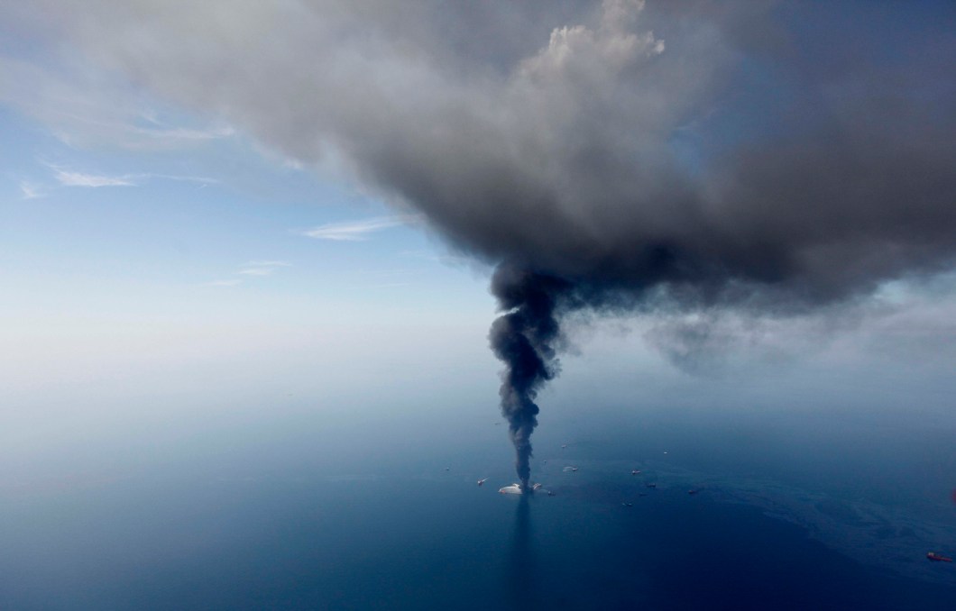 Foto aérea no Golfo do México, a mais de 50 milhas a sudeste da Louisiana, mostra a queima da plataforma de petróleo Deepwater Horizon, 21/04/2010.