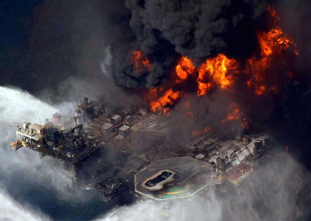 Foto aérea no Golfo do México, `a mais de 50 milhas  da Louisiana, a plataforma de petróleo Deepwater Horizon em chamas. 21/04/2010.