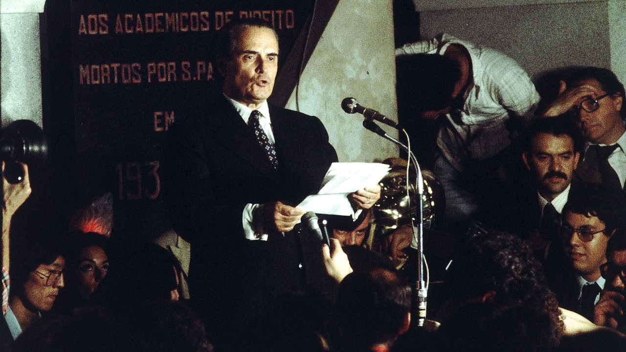 Professor Goffredo da Silva Telles Junior lendo a "Carta ao Brasileiros", na Faculdade de Direito do Largo São Francisco, em 1977 -