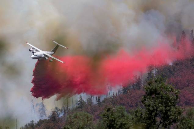 O Air Tanker 162 faz uma queda retardadora de fogo no Oak Fire perto de Mariposa, Califórnia, em 24/07/2022.