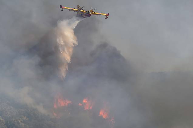 A aeronave de combate `a incêndios francesa Securite Civile Canadair CL-415 lança água sobre florestas em chamas na região de Gignac, sul da França, em 26/07/2022. A aeronave de combate `a incêndios francesa Securite Civile Canadair CL-415 lança água sobre florestas em chamas na região de Gignac, sul da França, em 26/07/2022.