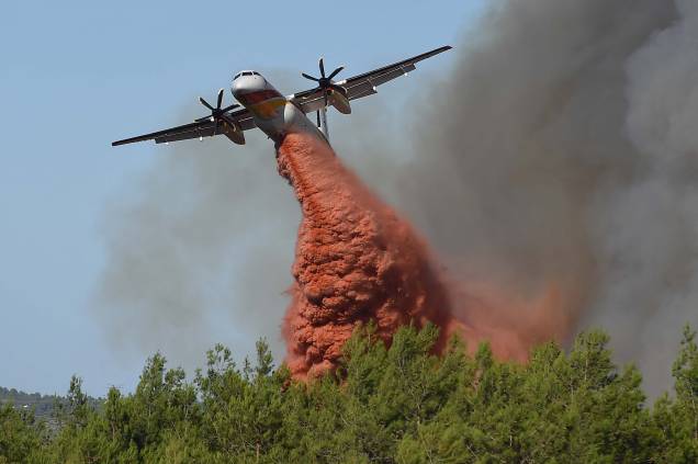 Uma aeronave de combate a incêndios Bombardier Dash 8-Q400MR da Segurança Civil lança um retardante de fogo sobre um incêndio florestal na região de Gignac, no sul da França, em 26/07/2022.