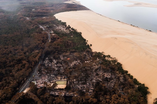 Foto aérea mostra uma área florestal queimada após incêndios florestais ao lado da Dune du Pilat, a duna de areia mais alta da Europa, região de La Teste-de-Buch, sudoeste da França, em 29/07/2022.
