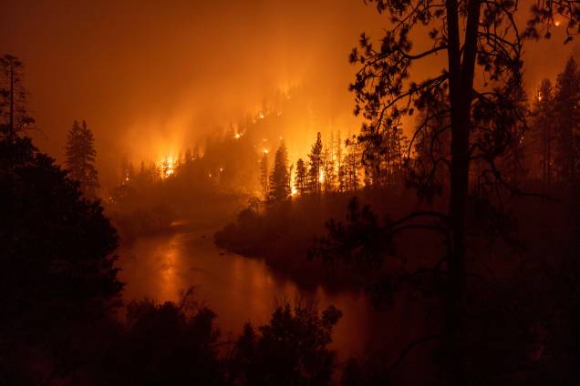 Queimadas nas proximidades do Rio Klamath durante o McKinney Fire na Klamath National Forest, a noroeste de Yreka, Califórnia, em 31/07/2022.