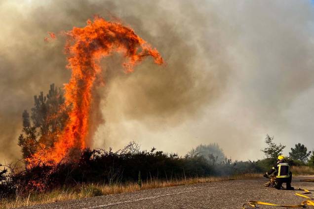 Bombeiro tenta dominar  incêndio florestal na estrada N120,  em A Cañiza, Espanha, 31/07/2022.