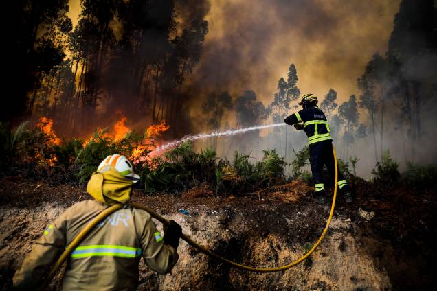 Bombeiros combatem um incêncio florestal na Aldeia Nova, Ourém, Portugal, 01/08/2022.