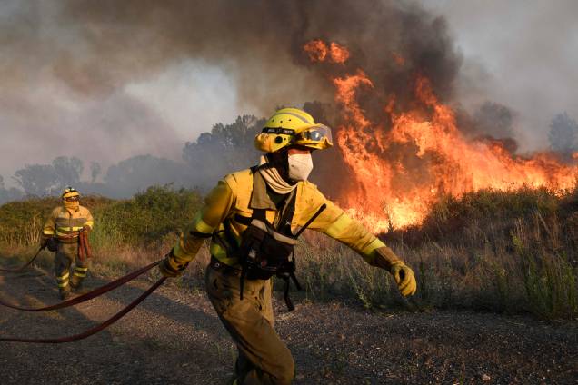 Bombeiros tentam dominar um incêndio florestal próximo à vila de Tabara, região de Zamora, norte da Espanha, em 18/07/2022. Bombeiros tentam dominar um incêndio florestal próximo à vila de Tabara, região de Zamora, norte da Espanha, em 18/07/2022.