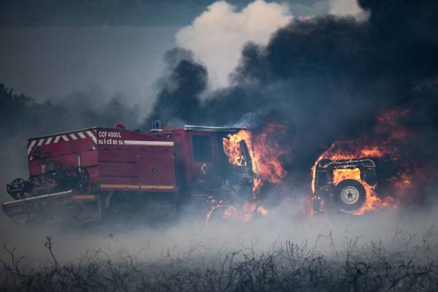 Caminhões de bombeiros queimando durante um incêndio florestal no Mont d'Arrees, nos arredores de Brasparts, oeste da França, em 19/07/2022. Caminhões de bombeiros queimando durante um incêndio florestal no Mont d'Arrees, nos arredores de Brasparts, oeste da França, em 19/07/2022.