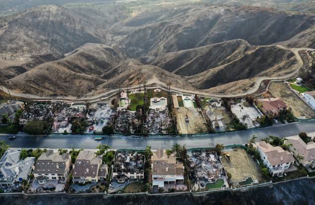 Vista aérea mostra casas nas encostas destruídas pelo incêndio florestal, em Laguna Niguel, Califórnia, 17/06/2022.