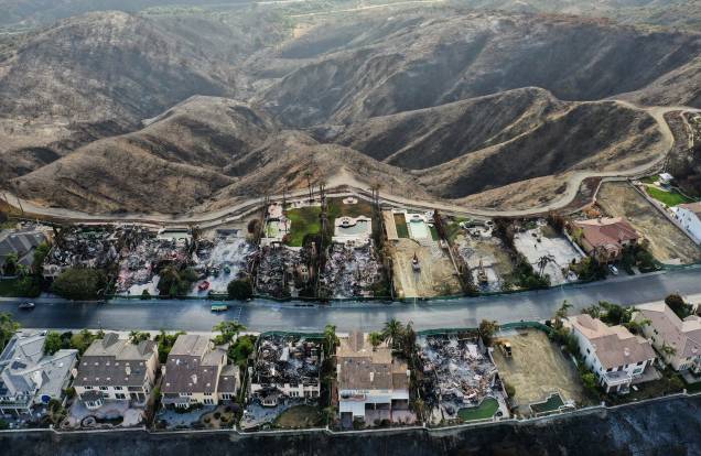 Vista aérea mostra casas nas encostas destruídas pelo incêndio florestal, em Laguna Niguel, Califórnia, 17/06/2022. Vista aérea mostra casas nas encostas destruídas pelo incêndio florestal, em Laguna Niguel, Califórnia, 17/06/2022.
