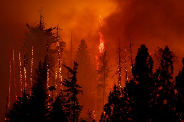 Incêndio florestal na região de Midpines, `a nordeste de Mariposa, Califórnia, em 23/07/2022.