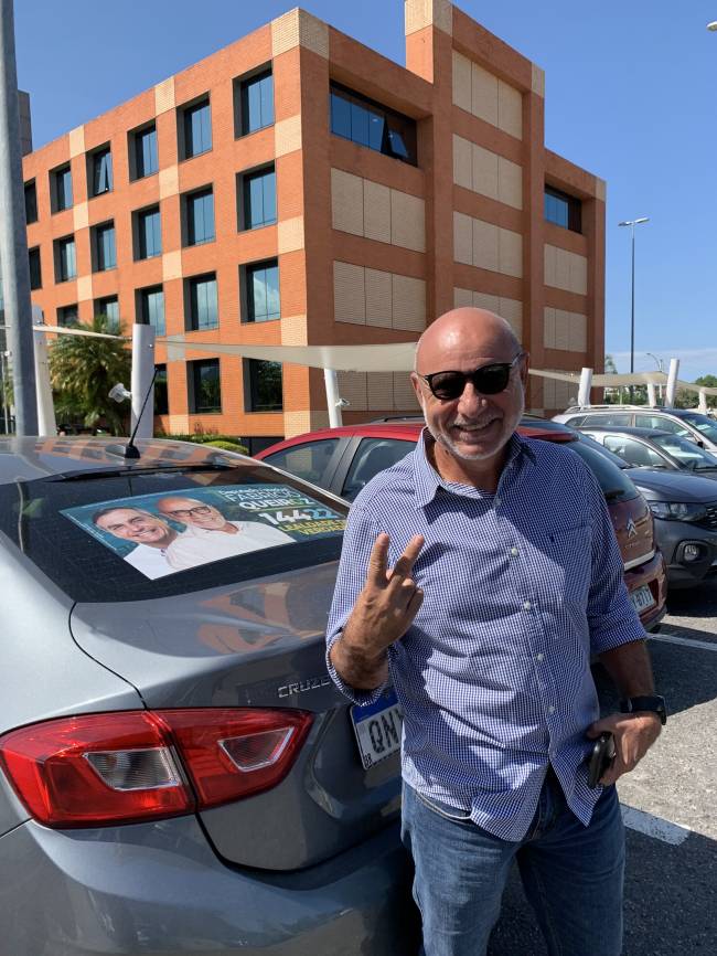 QUEIROZ EM CAMPANHA 1 Imagem colada a do presidente Bolsonaro: o ex-PM mandou fazer santinhos, bottons e adesivos com fotos que tinha de arquivo do amigão