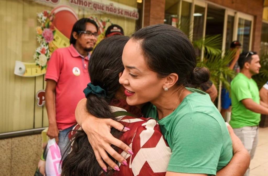 A médica Rayssa Furlan (MDB) cumprimenta eleitora no Amapá
