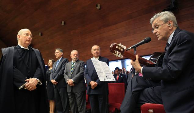 Caetano Veloso canta o hino nacional durante cerimônia de posse da ministra do Supremo Tribunal Federal, Carmen Lúcia. 12/09/2016. Caetano Veloso canta o hino nacional durante cerimônia de posse da ministra do Supremo Tribunal Federal, Carmen Lúcia. 12/09/2016.