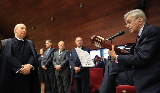 Caetano Veloso canta o hino nacional durante cerimônia de posse da ministra do Supremo Tribunal Federal, Carmen Lúcia.  12/09/2016.