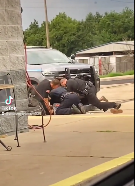 Vídeo do TikTok em que é possível ver a ação de três policiais contra homem detido no Arkansas. 21/08/2022