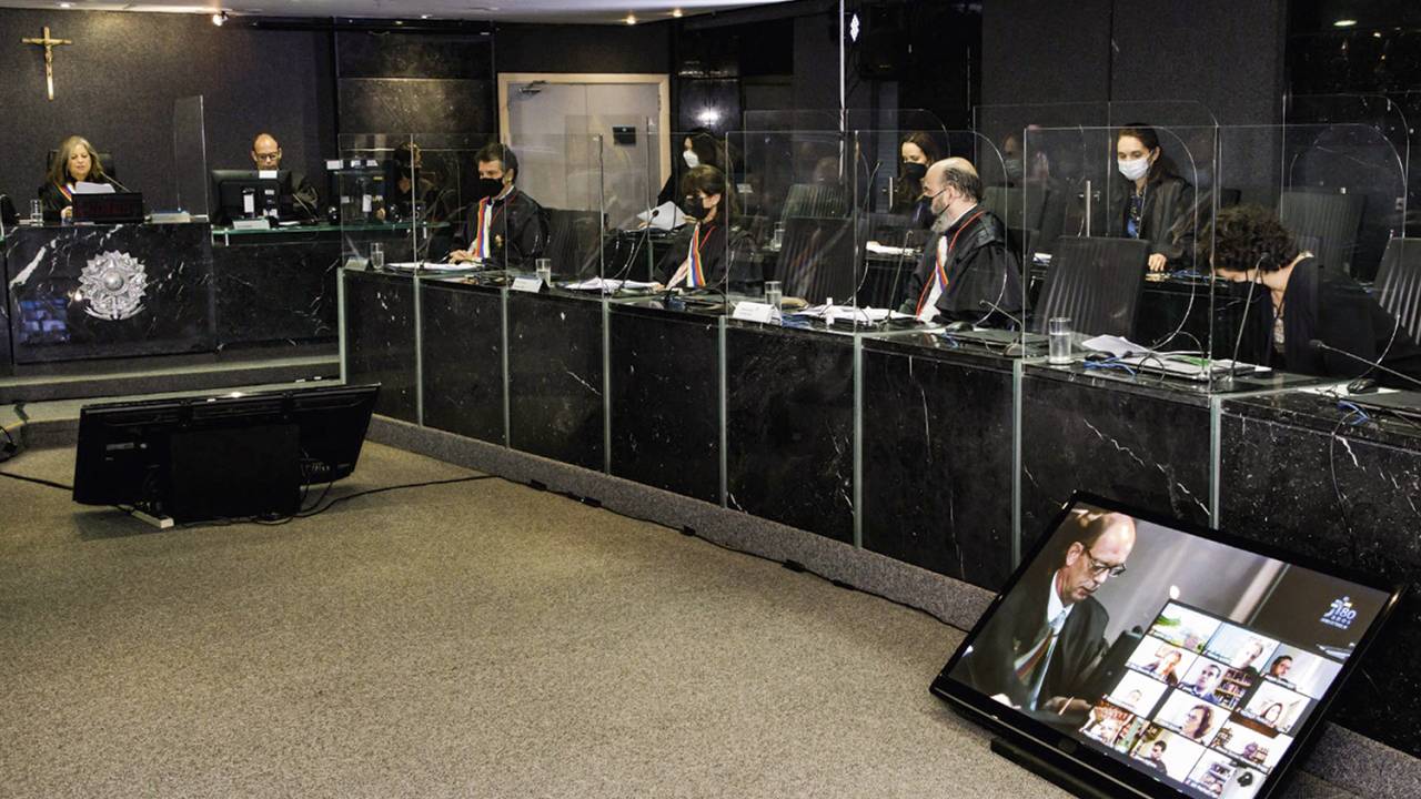 CENA RARA - Solenidade do TRT1, no Rio: ações represadas e dificuldade para encontrar os magistrados nos gabinetes -