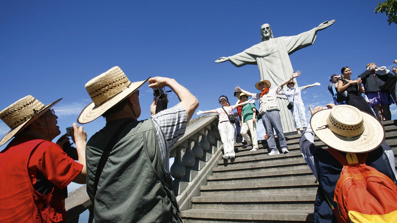 CARTÃO-POSTAL - Turistas no Cristo Redentor: o Rio é a atração principal de campanhas pelo mundo -