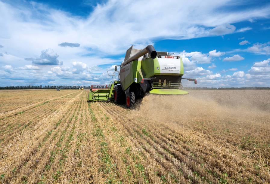 Agricultores colhem cevada em um campo na região ucraniana de Kharkiv, em 18/07/ 2022.