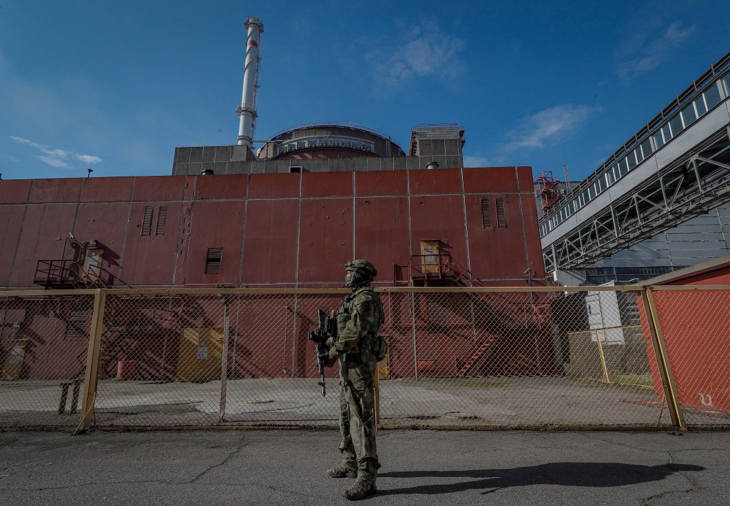 Militar russo de guarda em frente à primeira unidade de energia da Usina Nuclear de Zaporizhzhia em Enerhodar, sudeste da Ucrânia, 01/07/2022.