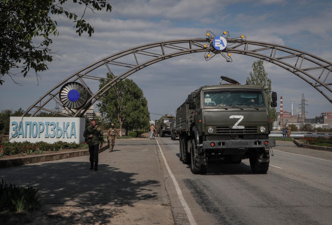 Veículos militares russos em frente à Central Nuclear de Zaporizhzhia em Enerhodar, sudeste da Ucrânia, 01/07/2022.