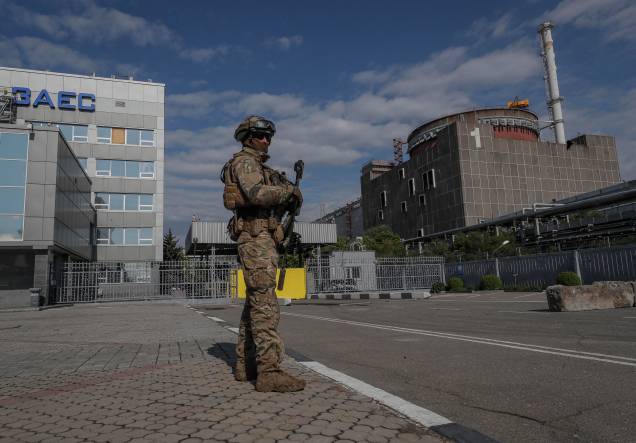 Militar russo de guarda em frente à primeira unidade de energia da Usina Nuclear de Zaporizhzhia em Enerhodar, sudeste da Ucrânia, 01/07/2022. Militar russo de guarda em frente à primeira unidade de energia da Usina Nuclear de Zaporizhzhia em Enerhodar, sudeste da Ucrânia, 01/07/2022.