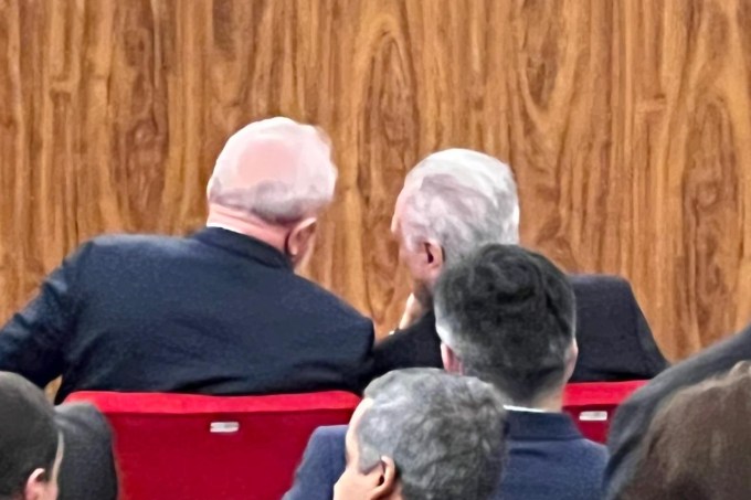 Os ex-presidente Luiz Inácio Lula da Silva e Michel Temer conversam durante a solenidade de posse do ministro Alexandre de Moraes como presidente do TSE